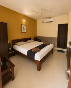 Morjim Pride Hotel with Swimming Pool near Morjim Beach - Zimmer