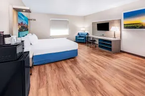 Days Inn & Suites by Wyndham San Antonio near Frost Bank Center - Chambre