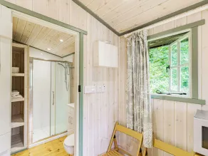 Lakeside Cabin - Room