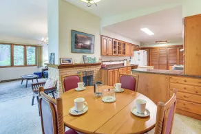 Lakeside Spooner Home w/ Game Room & Views! - Interiør