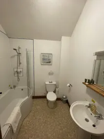 Chestnut Farm Holiday Cottages - Bathroom