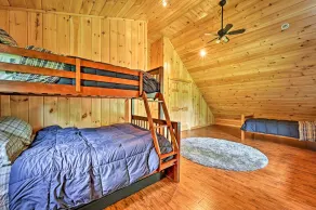 Private Chester Home w/ Deck, Mins to Skiing! - Innenbereich