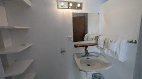 O.E. Management Anchorage Hotel - Bathroom