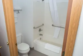 Quality Inn Edgerton - Bathroom