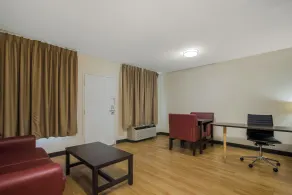 Red Roof Inn & Suites Statesboro - University - Room
