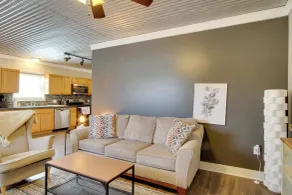 3 Mi to Shops & Eats in Uptown: Greenwood Studio - Interior