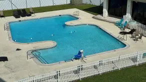 Ambassadors Inn & Suites - Piscina