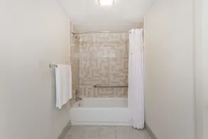 Days Inn by Wyndham Winston Salem North - Salle de bain