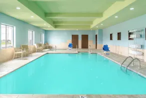 Holiday Inn Express Pratt by IHG - Basseng