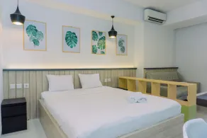 Cozy Living and Warm Studio Apartment at West Vista By Travelio - Værelse
