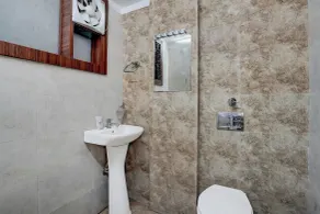 Collection O by OYO Mall Road Bathinda Formerly Hotel Galaxy - Bathroom