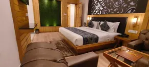 Hotel Queen Plaza - Room