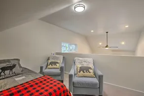 Modern Hideaway: Fire Pit, 5 Mi to Mt Rainier - Zimmer