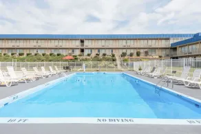 Days Inn by Wyndham St Clairsville - Pool