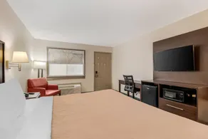 Quality Inn & Suites Near Six Flags and Medical Center - Room