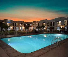 Ramada by Wyndham Kingman - Piscine