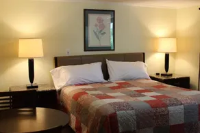 Royale Coach Motor Lodge - Room