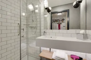 Moxy Katowice Airport - Bathroom