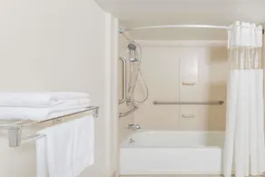Days Inn by Wyndham Camp Springs Andrews AFB - Salle de bain