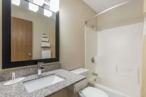 Days Inn by Wyndham Muncie -Ball State University - Salle de bain