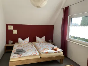 Ferienwohnung auf 110 m2, Terrasse, Garten, Parkplatz, Nähe A7 - Room