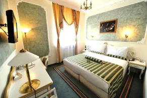 Queen's Astoria Design Hotel - Room