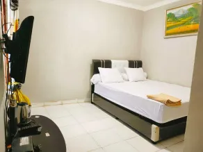 Atiq Homestay Syariah Mitra RedDoorz - Room