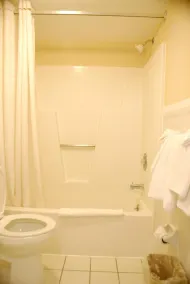 Downbeach Inn - Bathroom