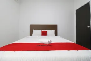 RedDoorz Plus near Kepri Mall - Room