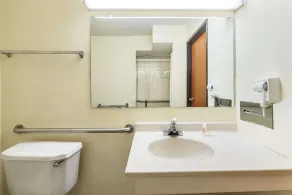 Super 8 by Wyndham Denton - Salle de bain
