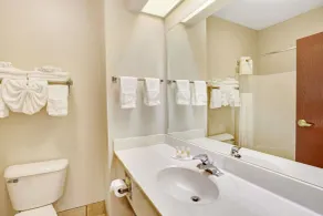 Days Inn & Suites by Wyndham Louisville SW - Salle de bain