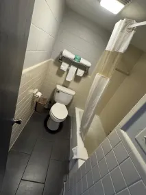 Budget Inn - Badezimmer