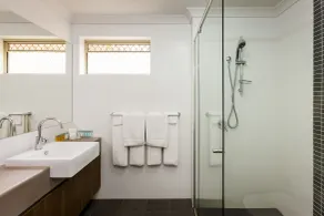 Quality Hotel Bayswater - Bathroom