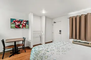HomeTowne Studios by Red Roof Detroit - Livonia - Chambre