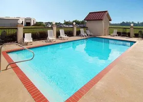 Quality Inn & Suites Pine Bluff - Piscine