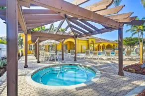 Airy Fort Myers Condo ~ 4 Mi to Beach! - Intérieur