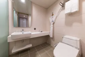 Days Hotel & Suites by Wyndham Incheon Airport - Bathroom