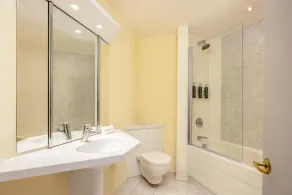 Hilton Northampton - Bathroom