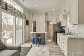 Lakefront Tiny Home w/ Dock Near Chetek! - Interiör