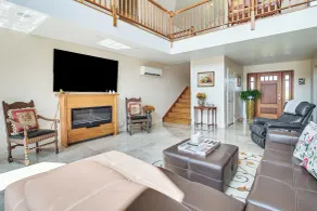 Grill Out, Play Pool: Huge Home on Lake Champlain! - Innvendig