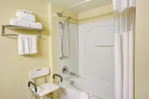 Ramada Downtown by Wyndham Anchorage - Bathroom