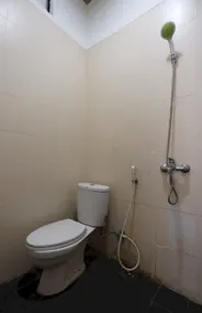 SPOT ON 92569 Anto Homestay SyariahNearPelabuhan Feri Harbor Bay - Salle de bain