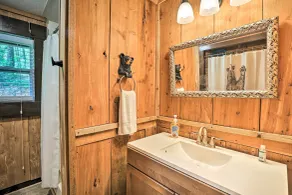 1950's Serenity Pond Cabin w/ View: Peace & Quiet! - Interiør