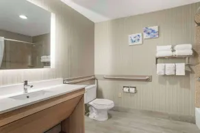 Comfort Suites At WestGate Mall - Salle de bain