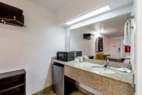 Motel 6 San Antonio, TX - Frost Bank Center - Bathroom