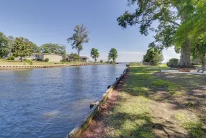 Soundfront Serenity! Cozy Hertford Home w/ Views - Innenbereich