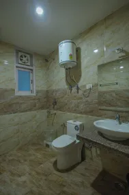 OnlyStay Uday Himalaya - Bathroom