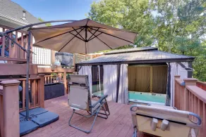 Hot Tub & Deck! Loganville Group Retreat - Innvendig