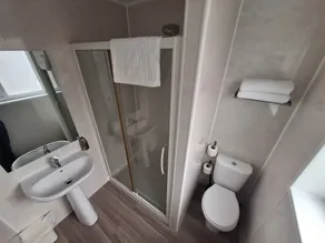 Stockwood Hotel - Luton Airport - Bathroom