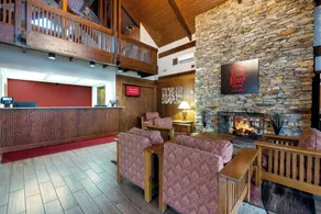 Red Roof Inn & Suites Hazleton - Lobby